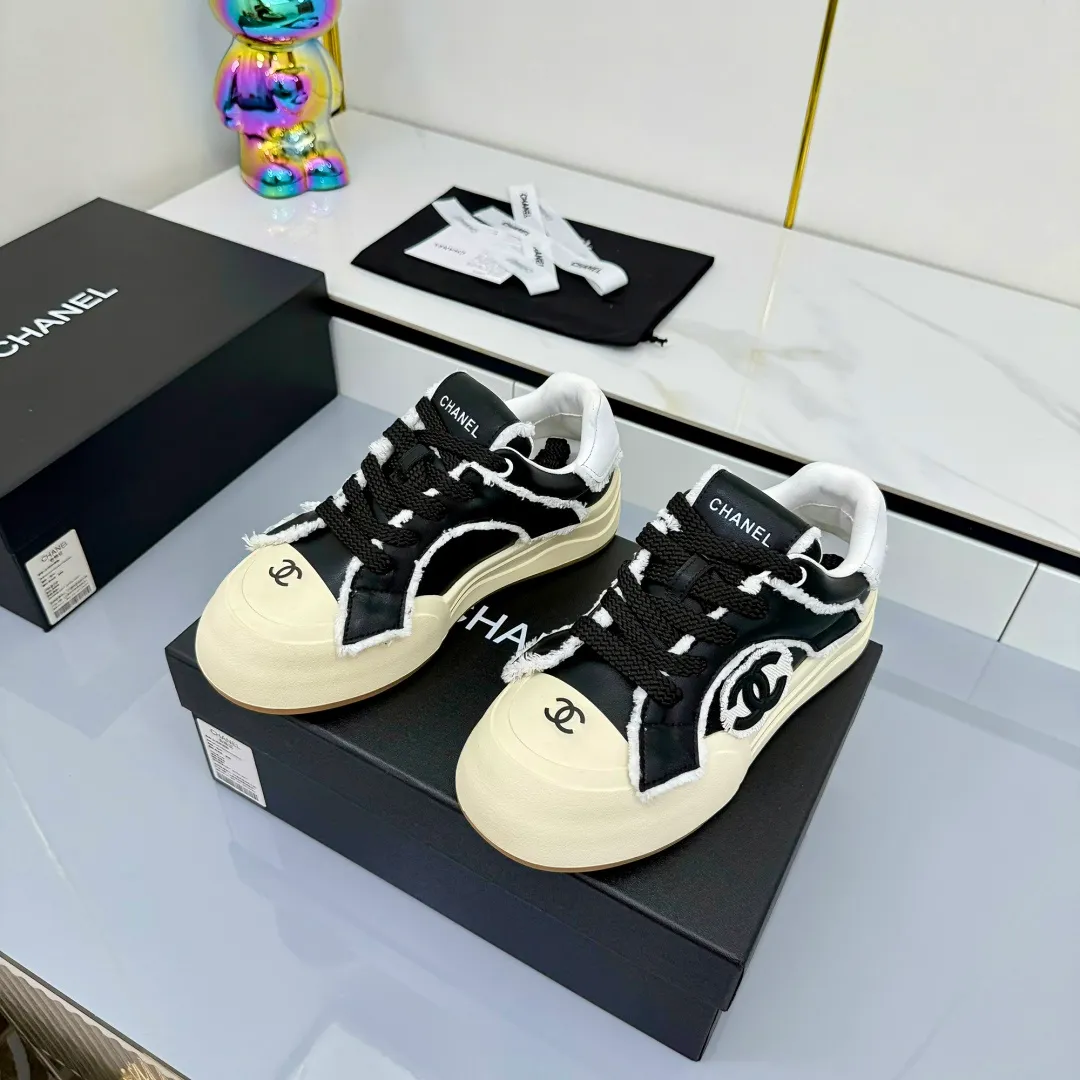 👟👟Ex-factory price 620👟👟 Chanel bread shoes ~ original calfskin panda shoes Chanel 25C latest hot style panda black and white sports shoes casual sneakers Xiaoxiang hot item classic black and white panda color coco girls must pay Fabric: original custom mixed sheepskin lining: original imported breathable mesh lining outsole: Original molded rubber + TPU combination Size: Women's 35-41 Buy now👉